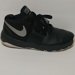 Nike Team Hustle D8 /Youth Basketball Shoes /Sneakers Black 881941-001